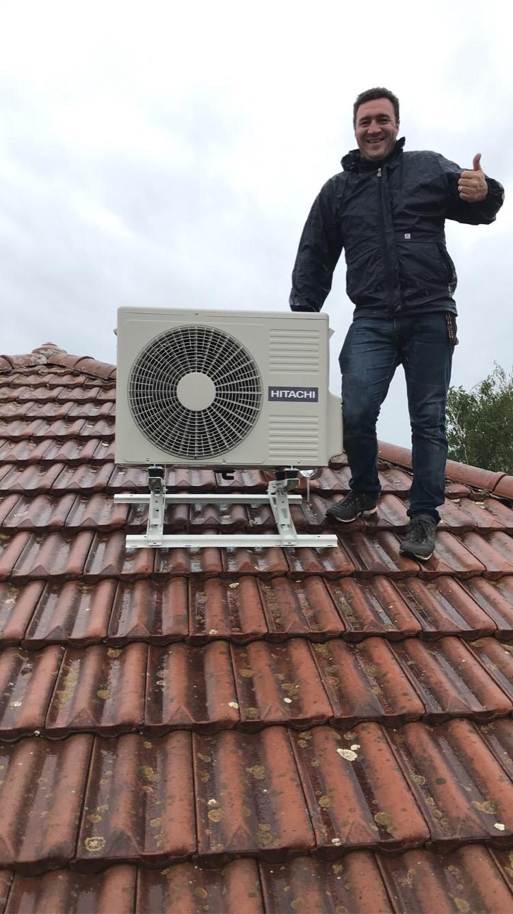 Mathieu Maurin, fondateur Easy Calo, sur un chantier d'installation de pompe à chaleur à Décines-Charpieu